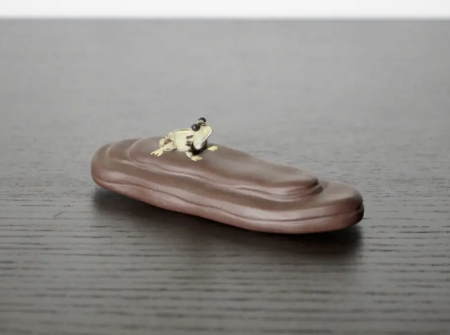 Чайная фигурка «Лягушка на камне» № 5, исинская глина