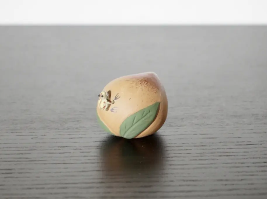 Чайная фигурка «Лягушка на персике» № 2, исинская глина