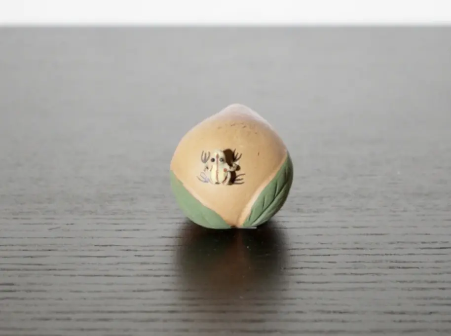 Чайная фигурка «Лягушка на персике» № 2, исинская глина