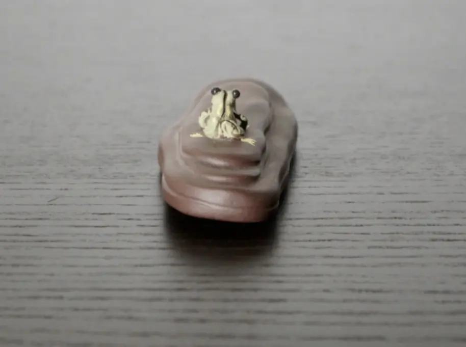 Чайная фигурка «Лягушка на камне» № 5, исинская глина