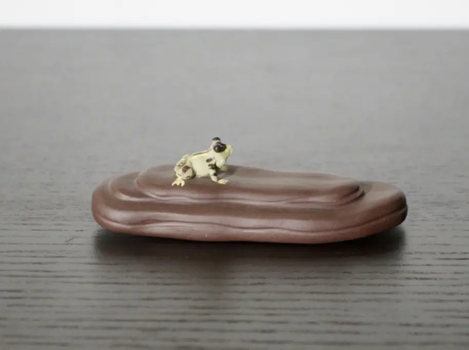 Чайная фигурка «Лягушка на камне» № 5, исинская глина