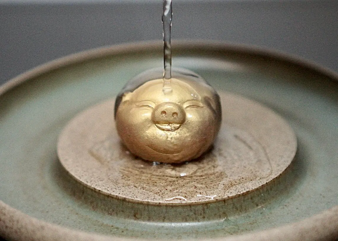 Чайная фигурка меняющая цвет «Золотой Поросёнок» № 2