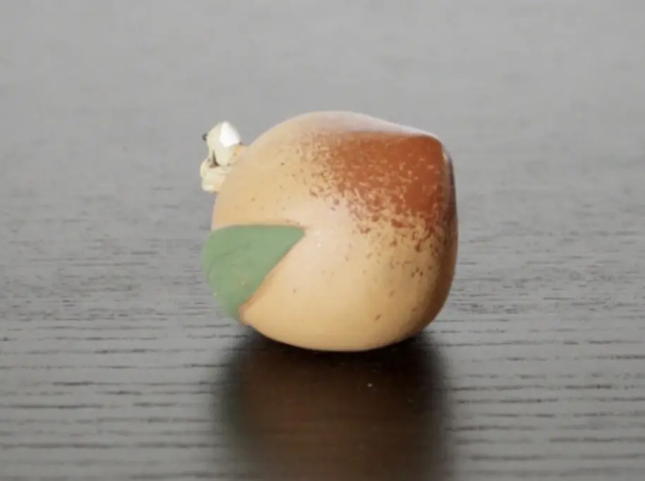 Чайная фигурка «Лягушка на персике» № 2, исинская глина