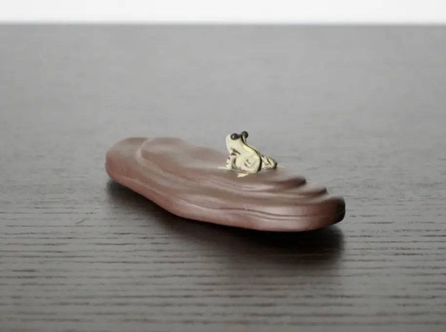 Чайная фигурка «Лягушка на камне» № 5, исинская глина