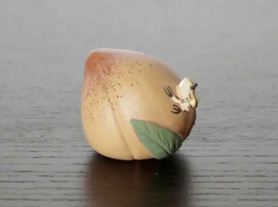 Чайная фигурка «Лягушка на персике» № 2, исинская глина