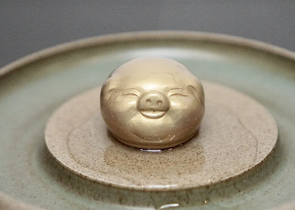 Чайная фигурка меняющая цвет «Золотой Поросёнок» № 2