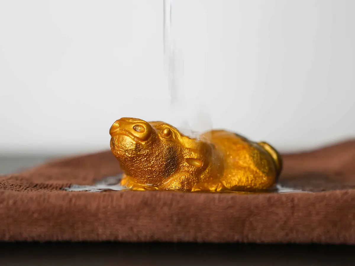 Чайная фигурка «Золотой бык» № 49, меняющая цвет