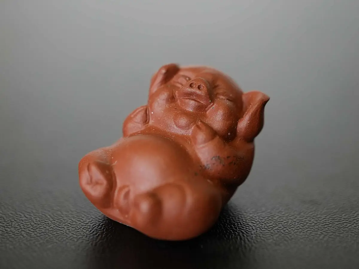 Чайная фигурка «Беззаботный поросёнок» № 67, исинская глина