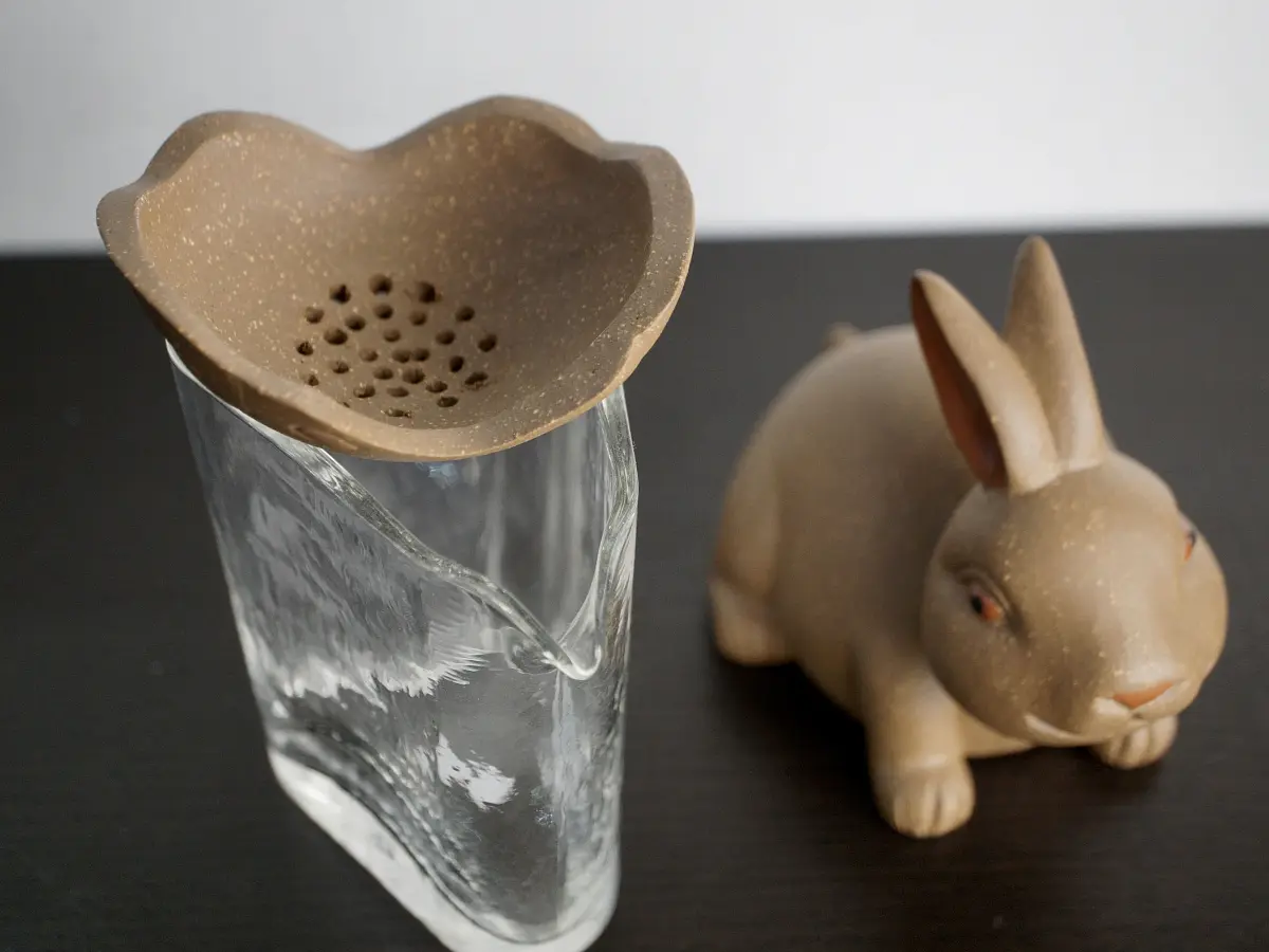 Чайная фигурка с ситом «Кролик» № 2, исинская глина