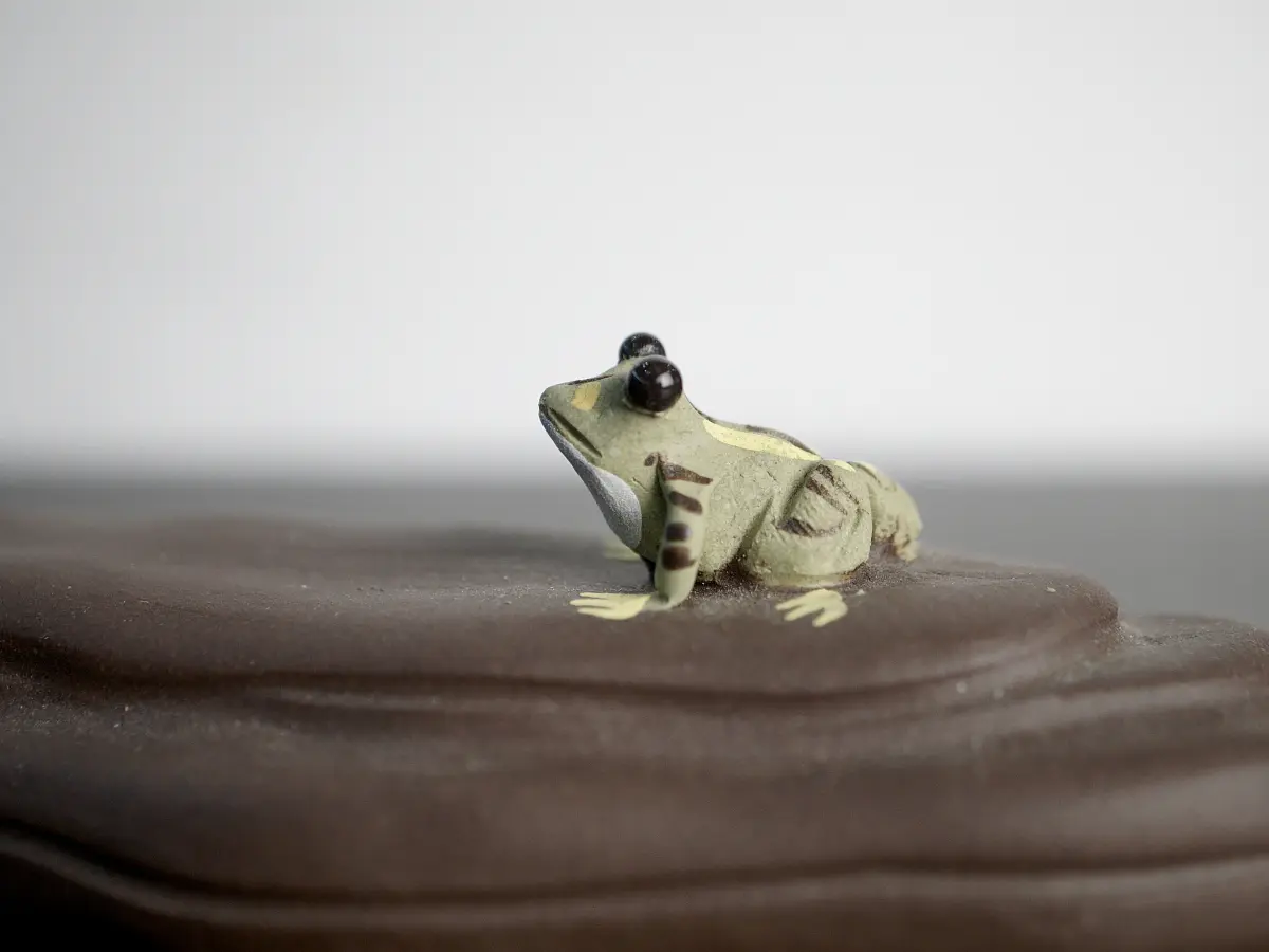 Чайная фигурка «Лягушка на камне» № 5, исинская глина