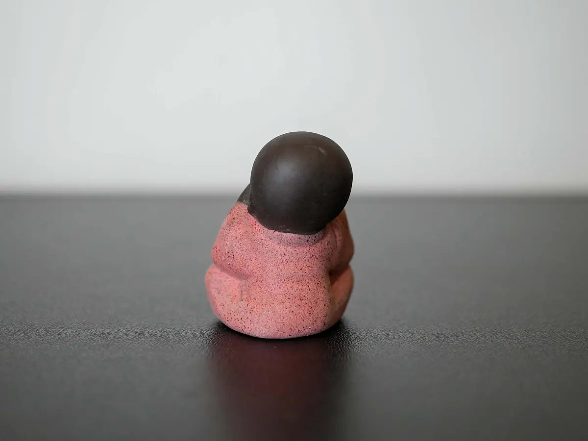 Чайная фигурка «Не вижу» № 102, исинская глина