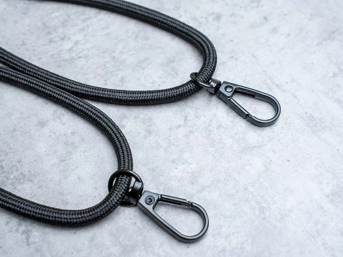 Шнурок для колбы, чёрный