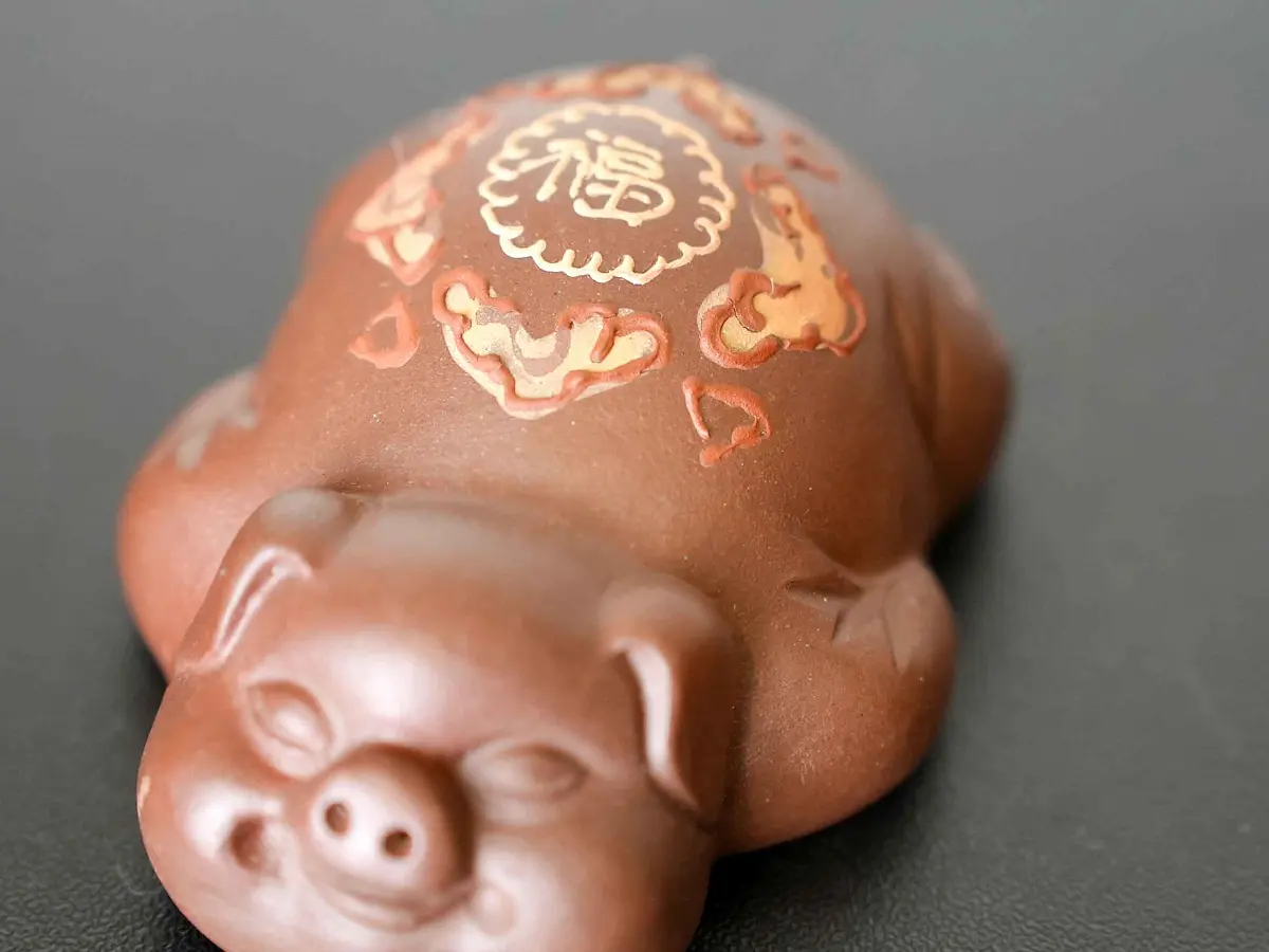 Чайная фигурка «Беззаботный поросёнок»№ 88, исинская глина