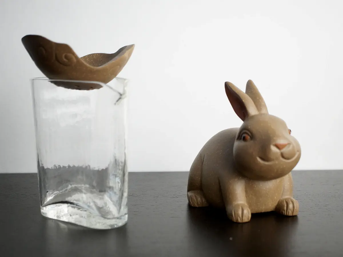 Чайная фигурка с ситом «Кролик» № 2, исинская глина