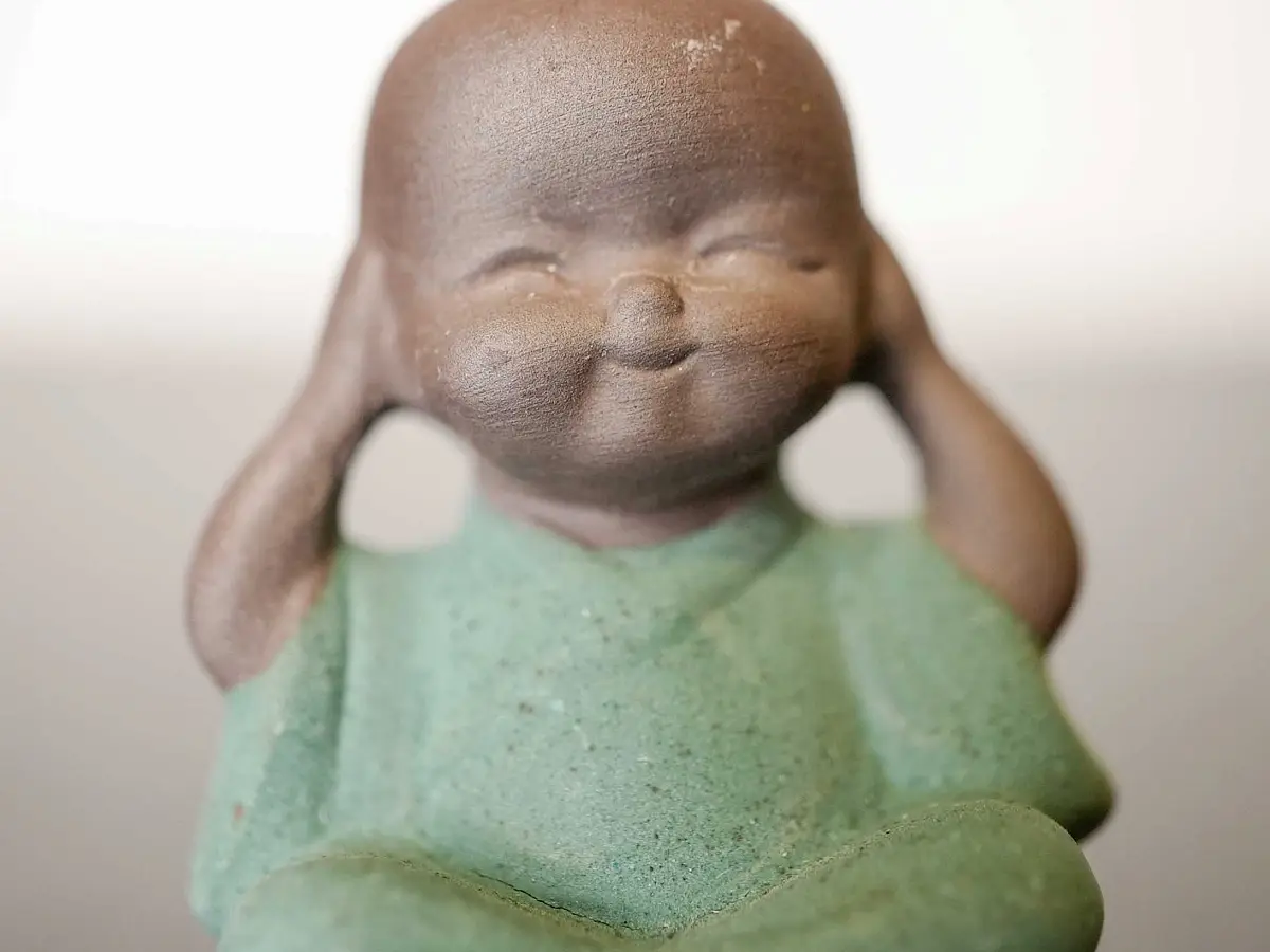 Чайная фигурка «Не слышу» № 101, исинская глина