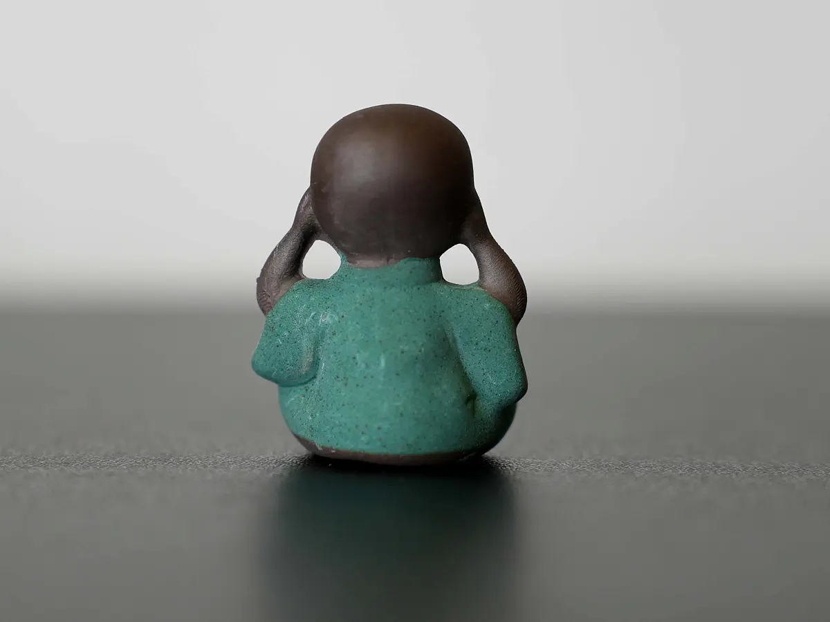 Чайная фигурка «Не слышу» № 101, исинская глина