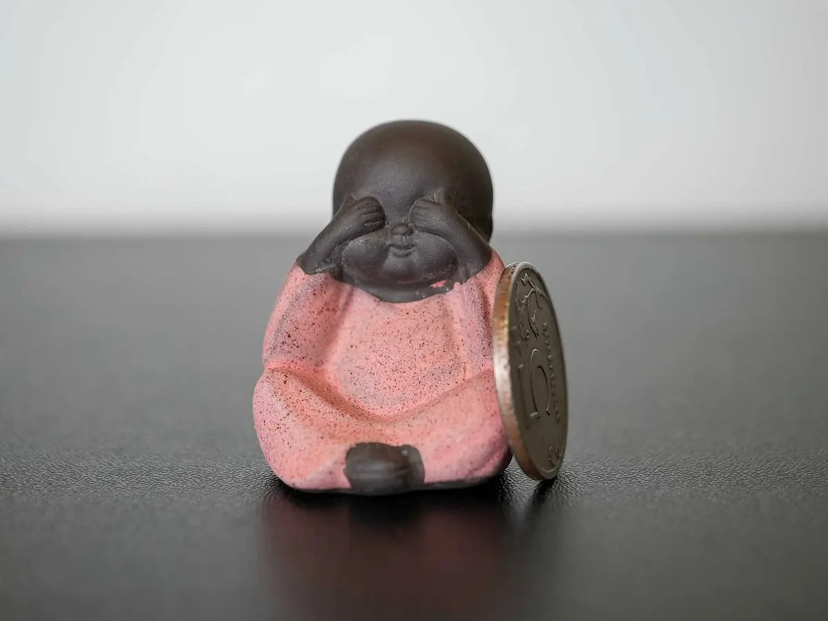 Чайная фигурка «Не вижу» № 102, исинская глина