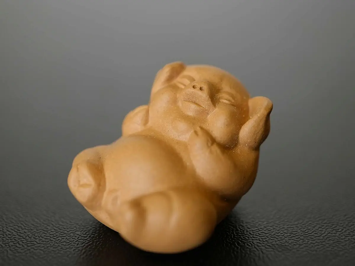 Чайная фигурка «Беззаботный поросёнок» № 69, исинская глина