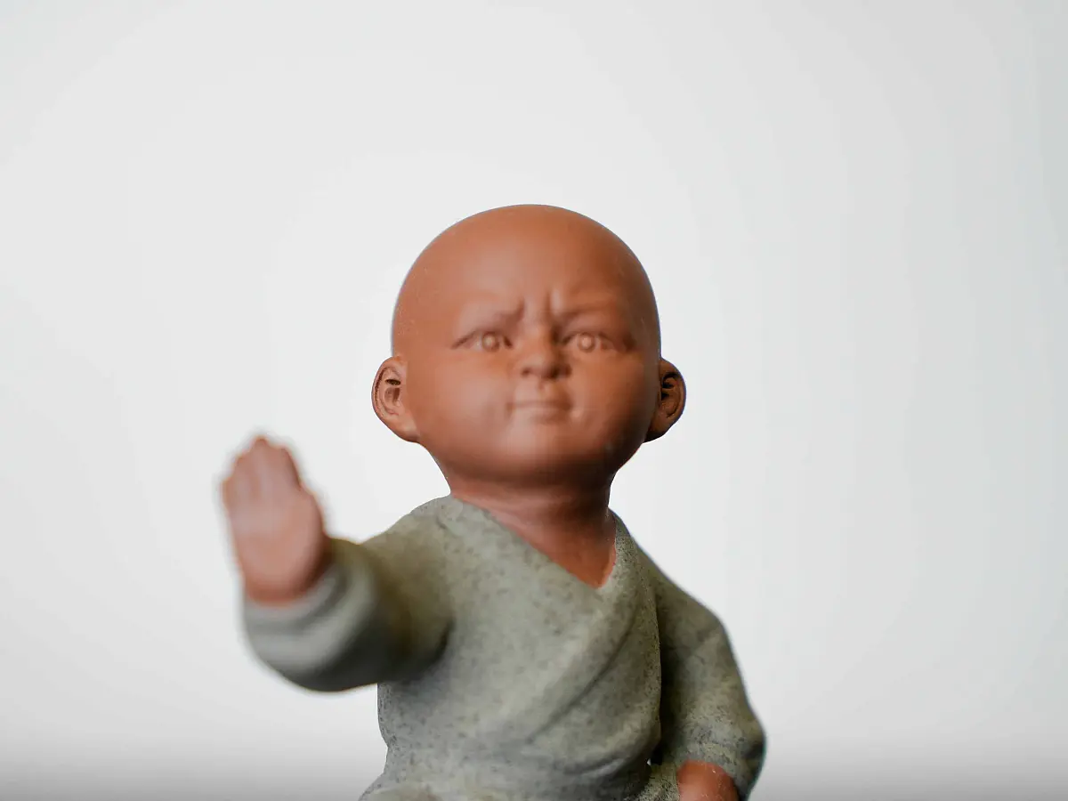 Чайная фигурка «Монах Тайцзицюань» № 31, исинская глина