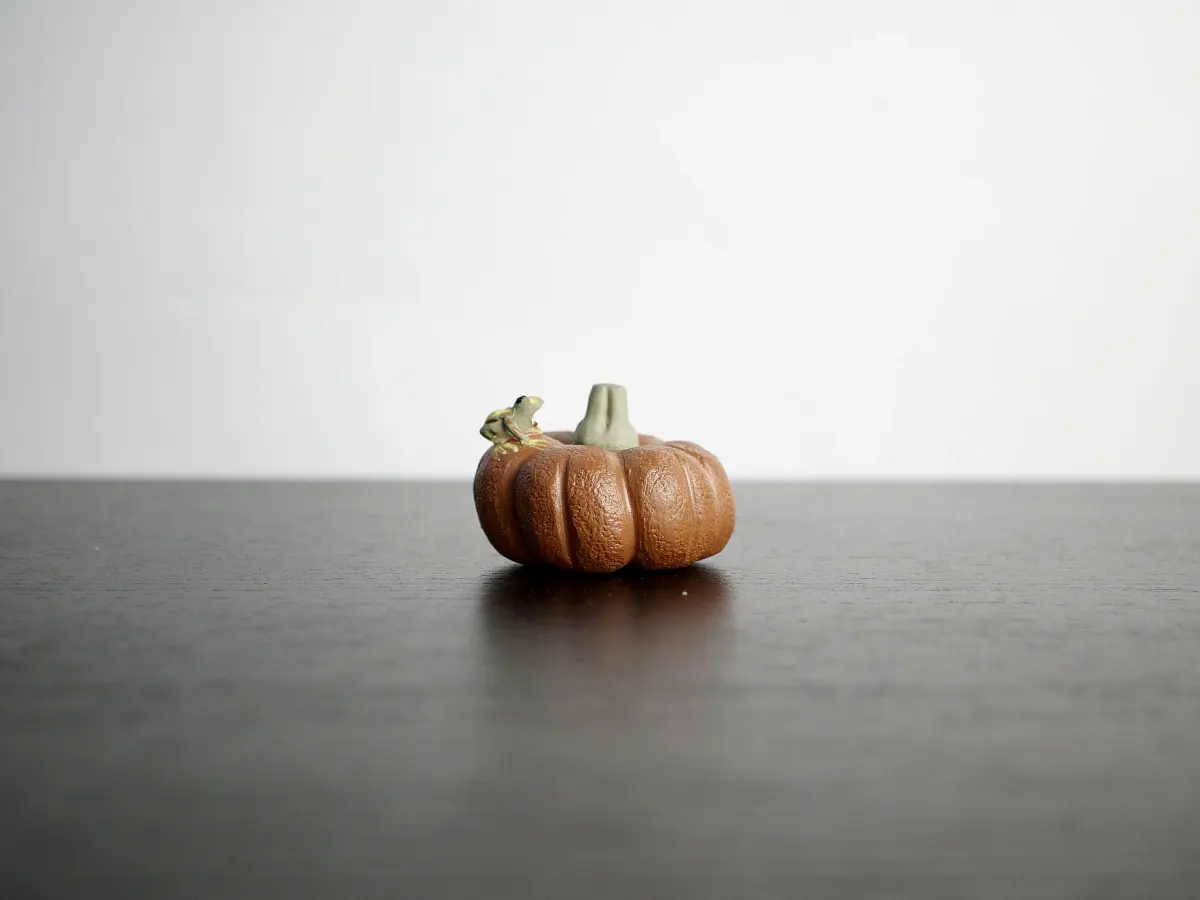 Чайная фигурка «Лягушка на тыкве» № 3, исинская глина