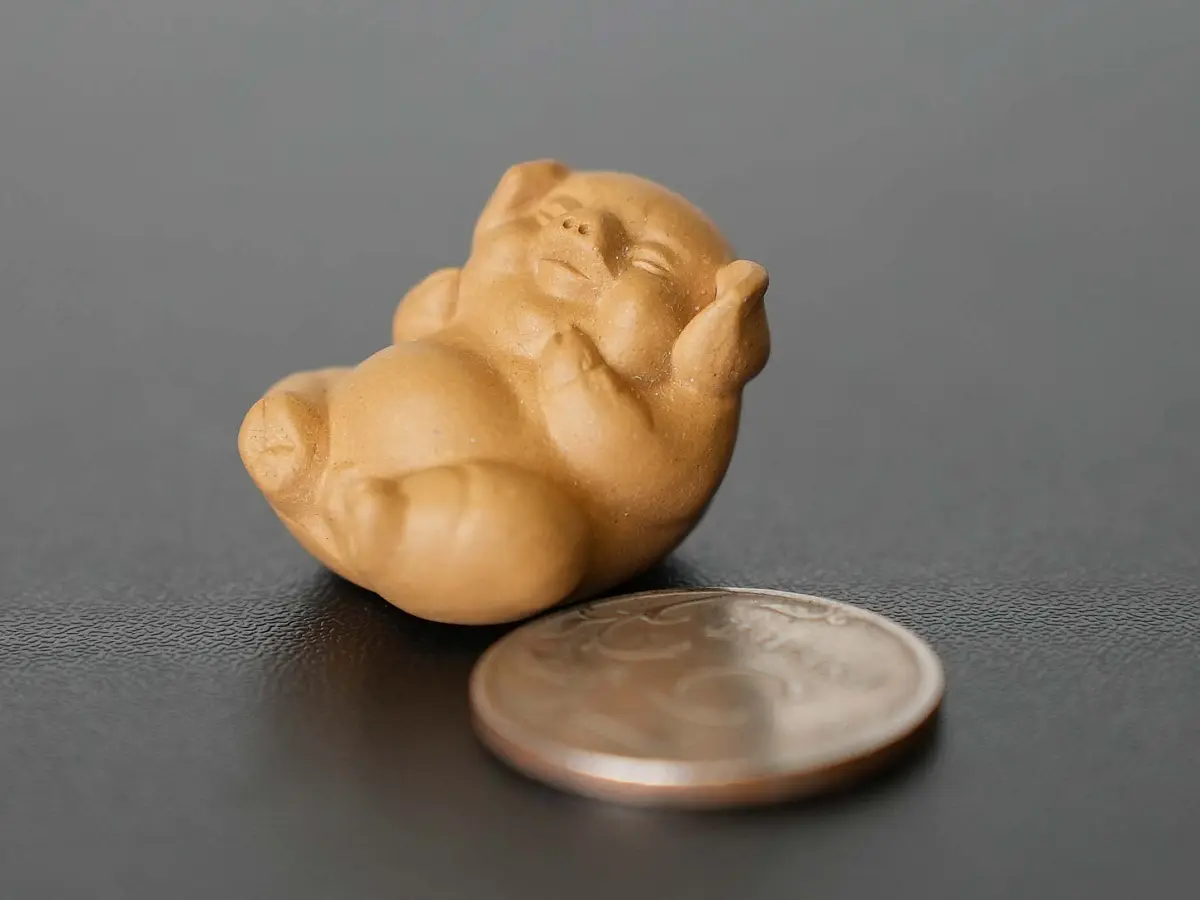 Чайная фигурка «Беззаботный поросёнок» № 69, исинская глина