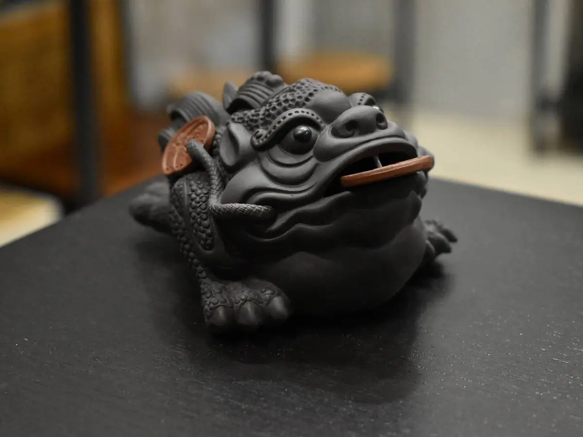 Чайная «Жаба», фигурка из глины