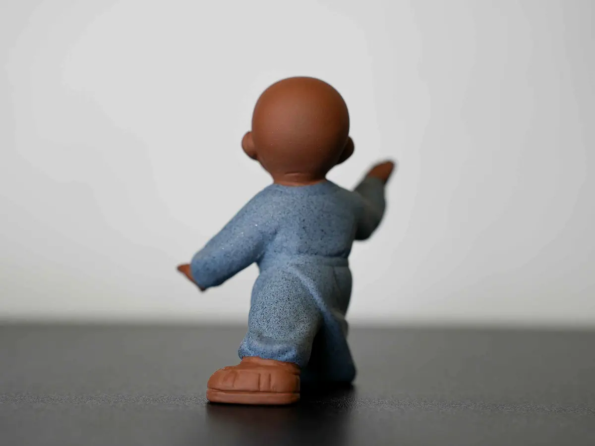 Чайная фигурка «Монах Тайцзицюань» № 32, исинская глина