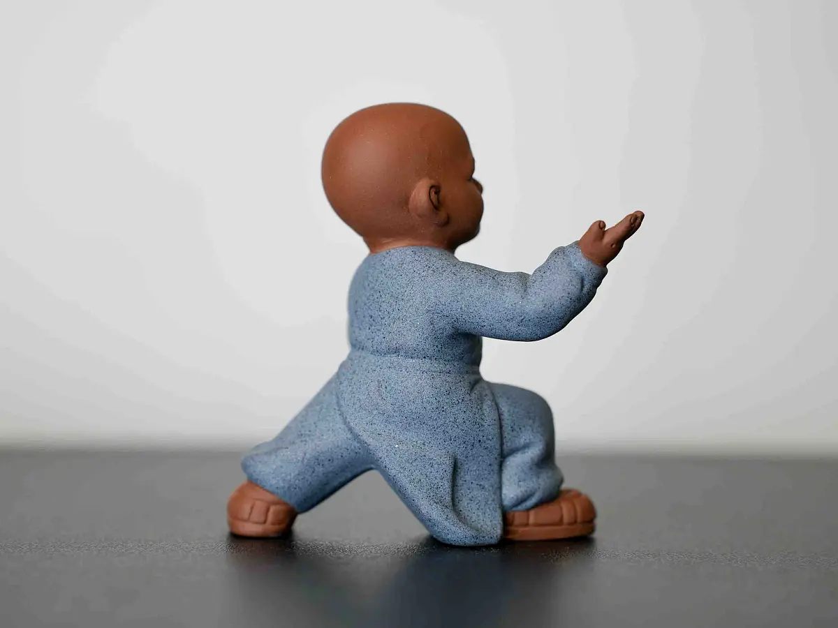 Чайная фигурка «Монах Тайцзицюань» № 32, исинская глина