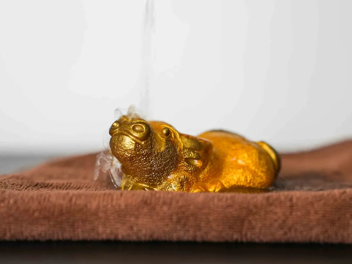 Чайная фигурка «Золотой бык» № 49, меняющая цвет