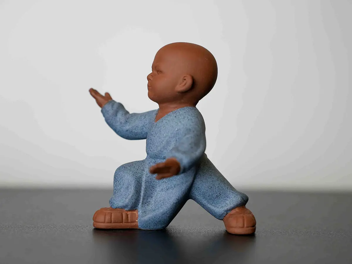 Чайная фигурка «Монах Тайцзицюань» № 32, исинская глина