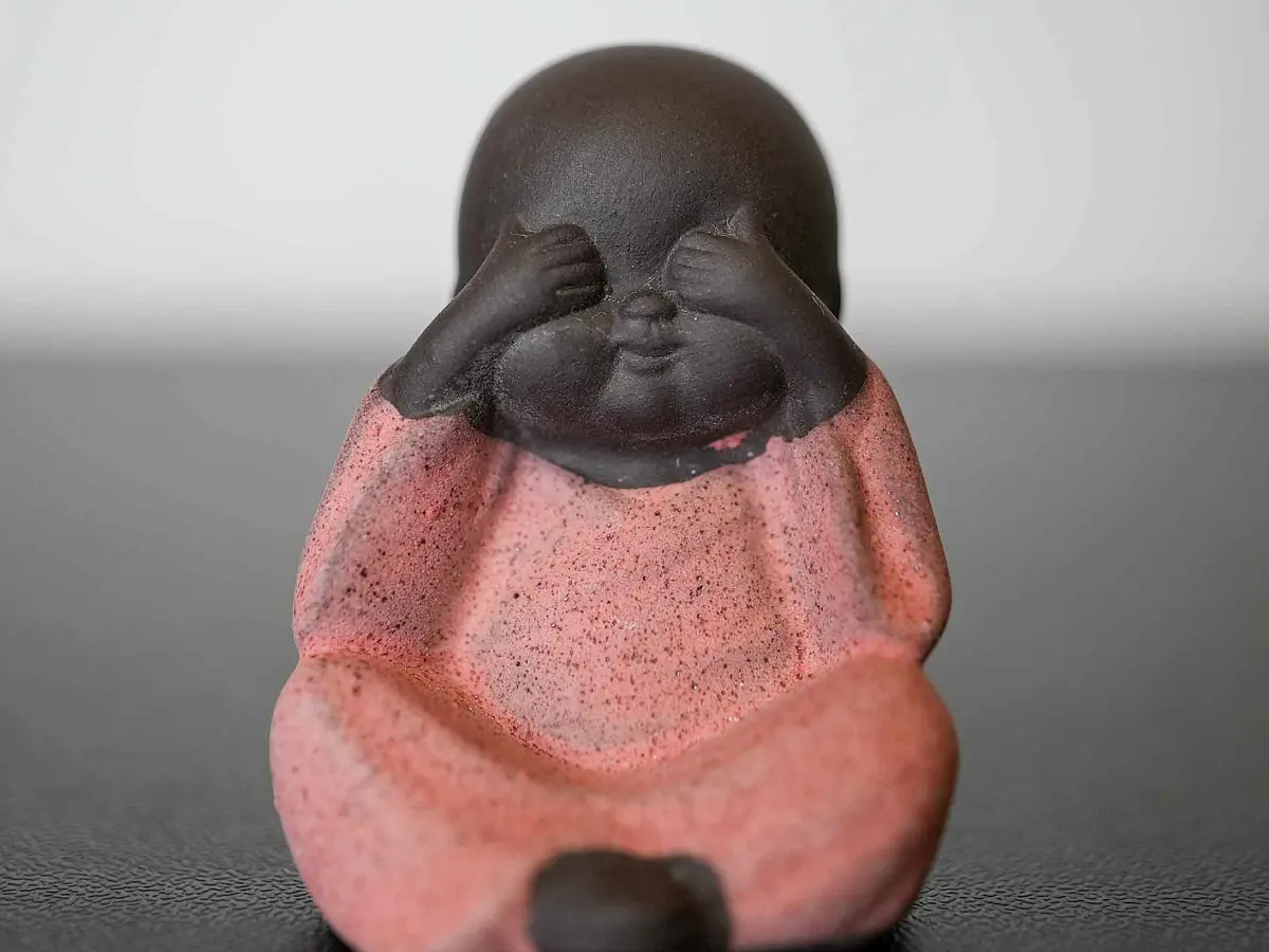 Чайная фигурка «Не вижу» № 102, исинская глина