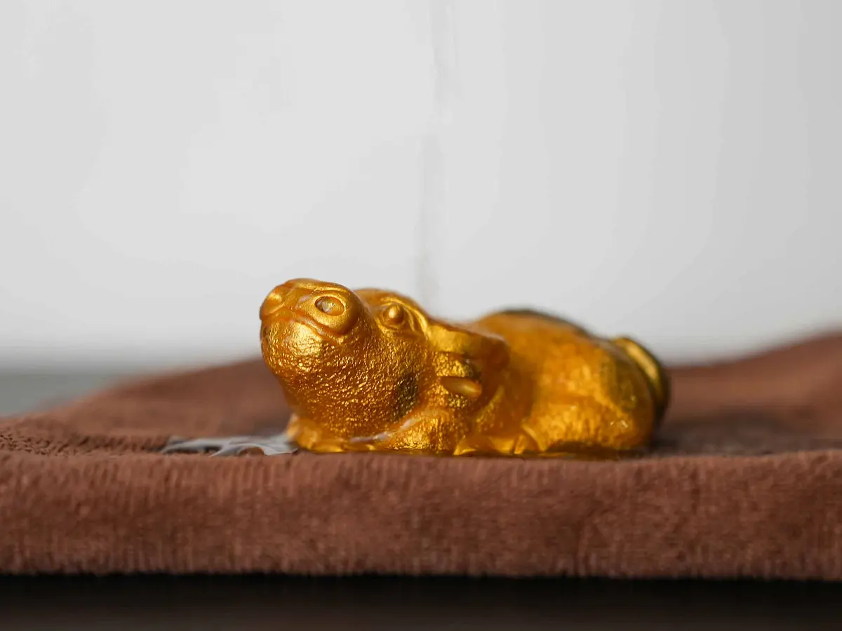 Чайная фигурка «Золотой бык» № 49, меняющая цвет