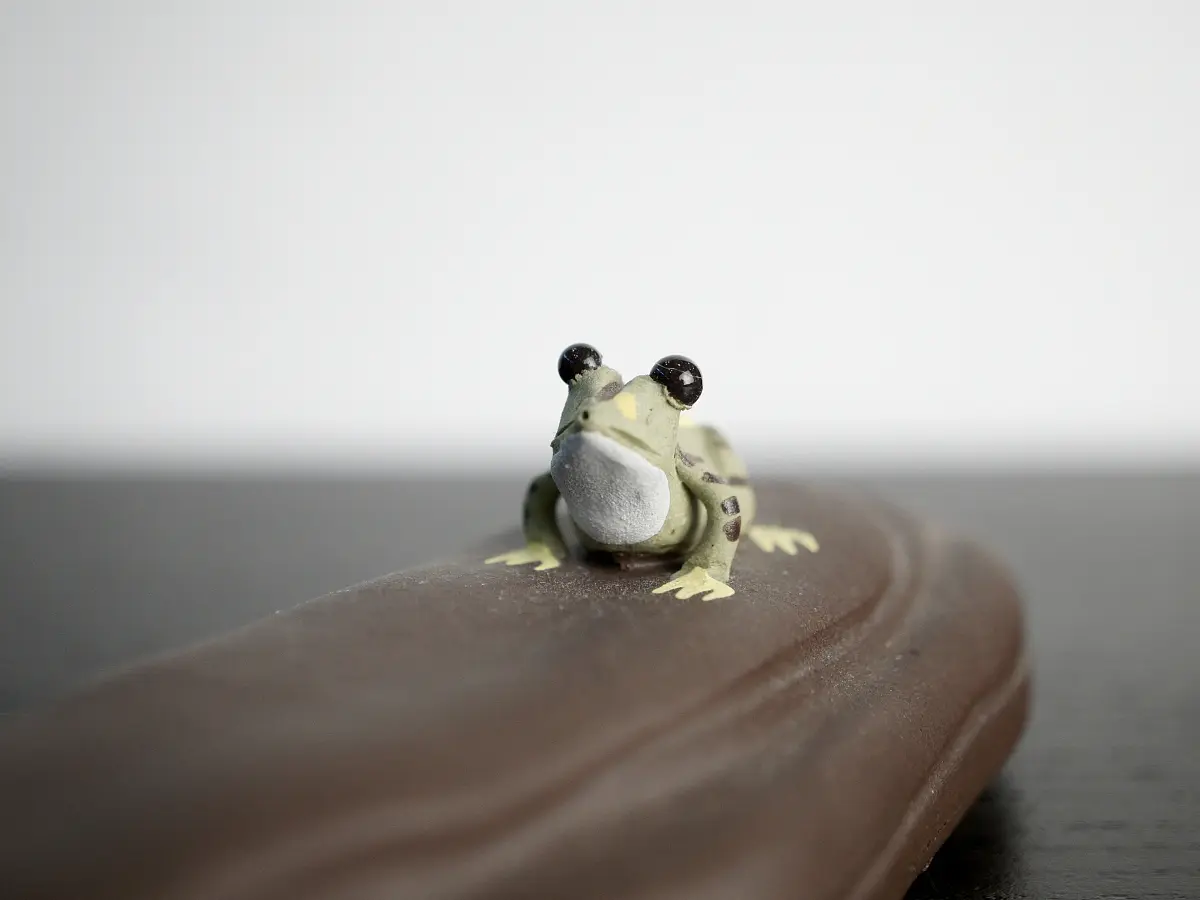 Чайная фигурка «Лягушка на камне» № 5, исинская глина