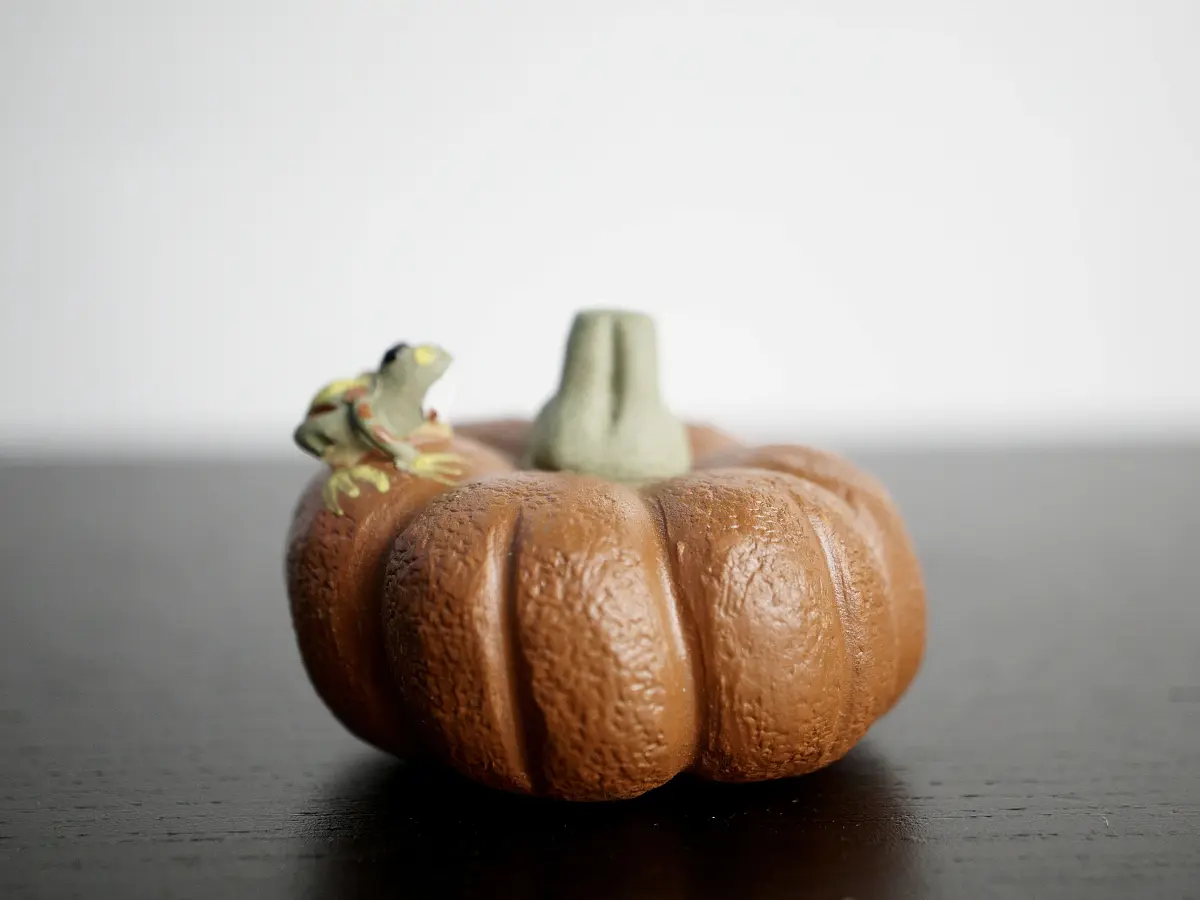 Чайная фигурка «Лягушка на тыкве» № 3, исинская глина