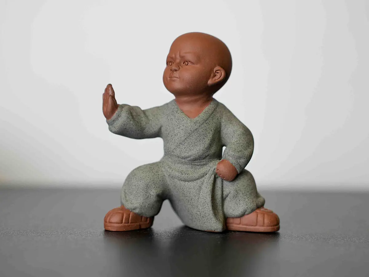 Чайная фигурка «Монах Тайцзицюань» № 31, исинская глина