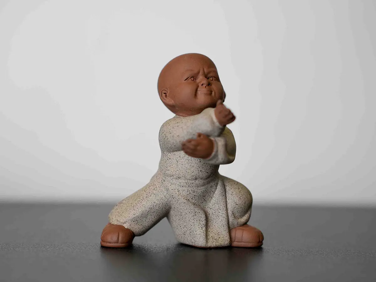 Чайная фигурка «Монах Тайцзицюань» № 30, исинская глина