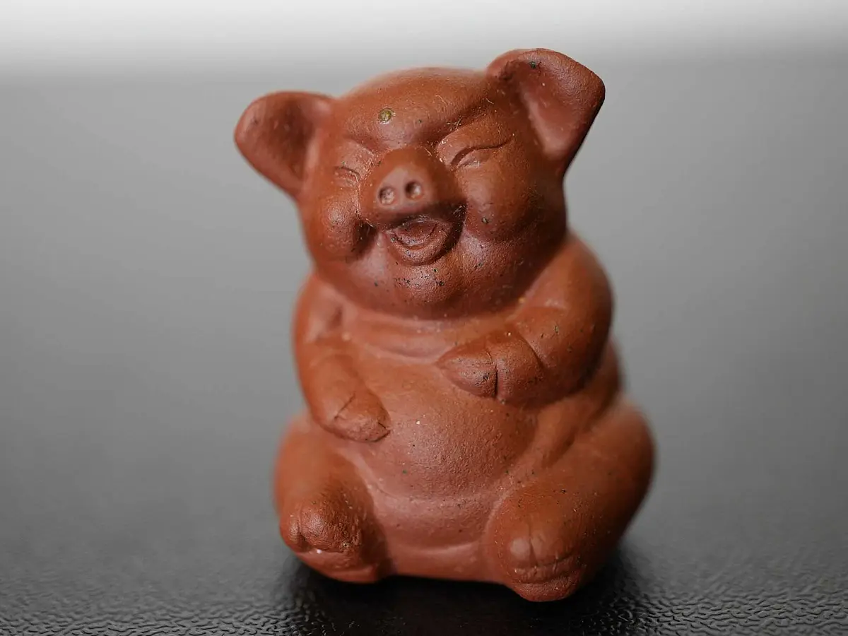 Чайная фигурка «Счастливый поросёнок» № 68, исинская глина