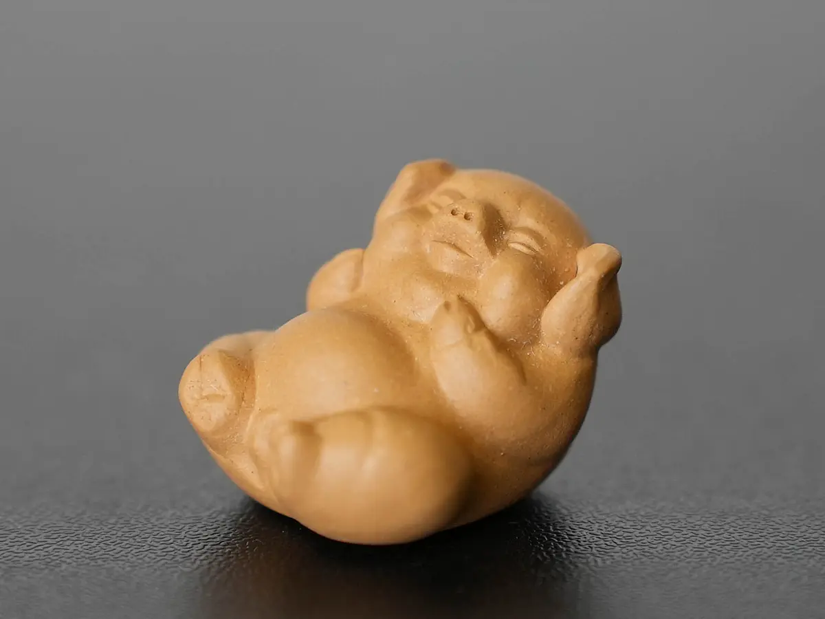 Чайная фигурка «Беззаботный поросёнок» № 69, исинская глина