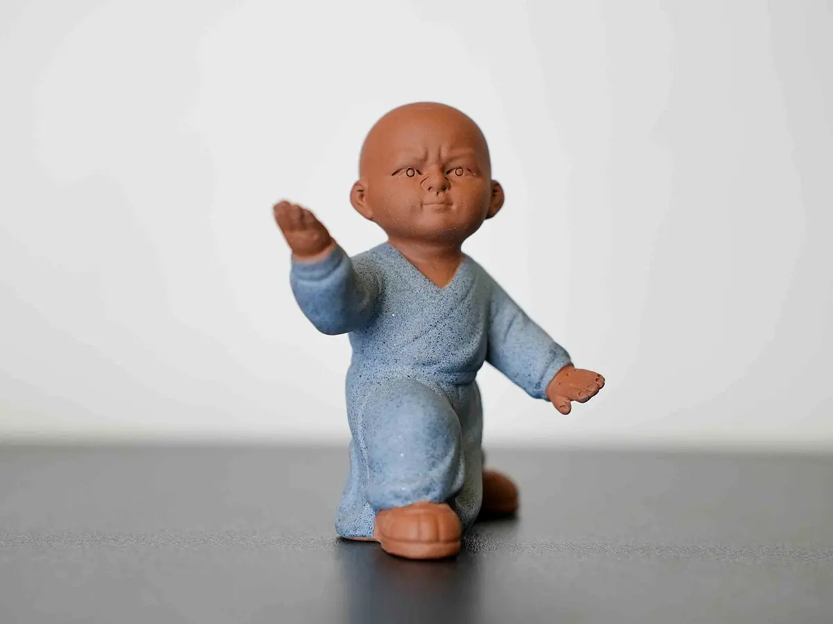 Чайная фигурка «Монах Тайцзицюань» № 32, исинская глина