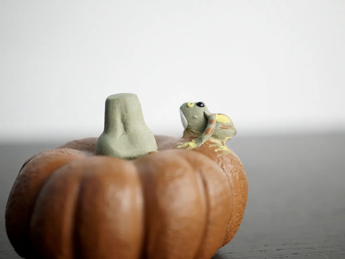 Чайная фигурка «Лягушка на тыкве» № 3, исинская глина