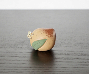 Чайная фигурка «Лягушка на персике» №2, исинская глина