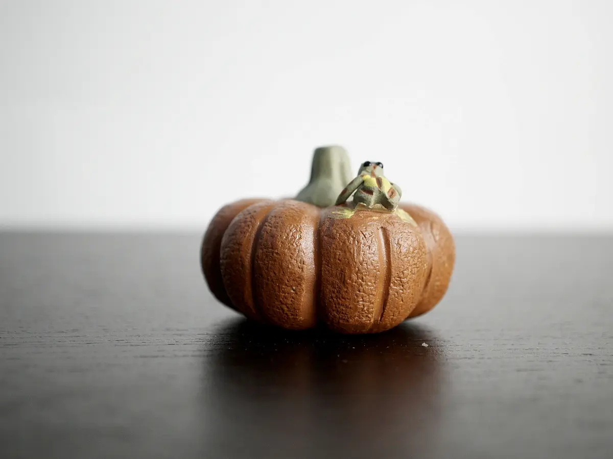 Чайная фигурка «Лягушка на тыкве» № 3, исинская глина