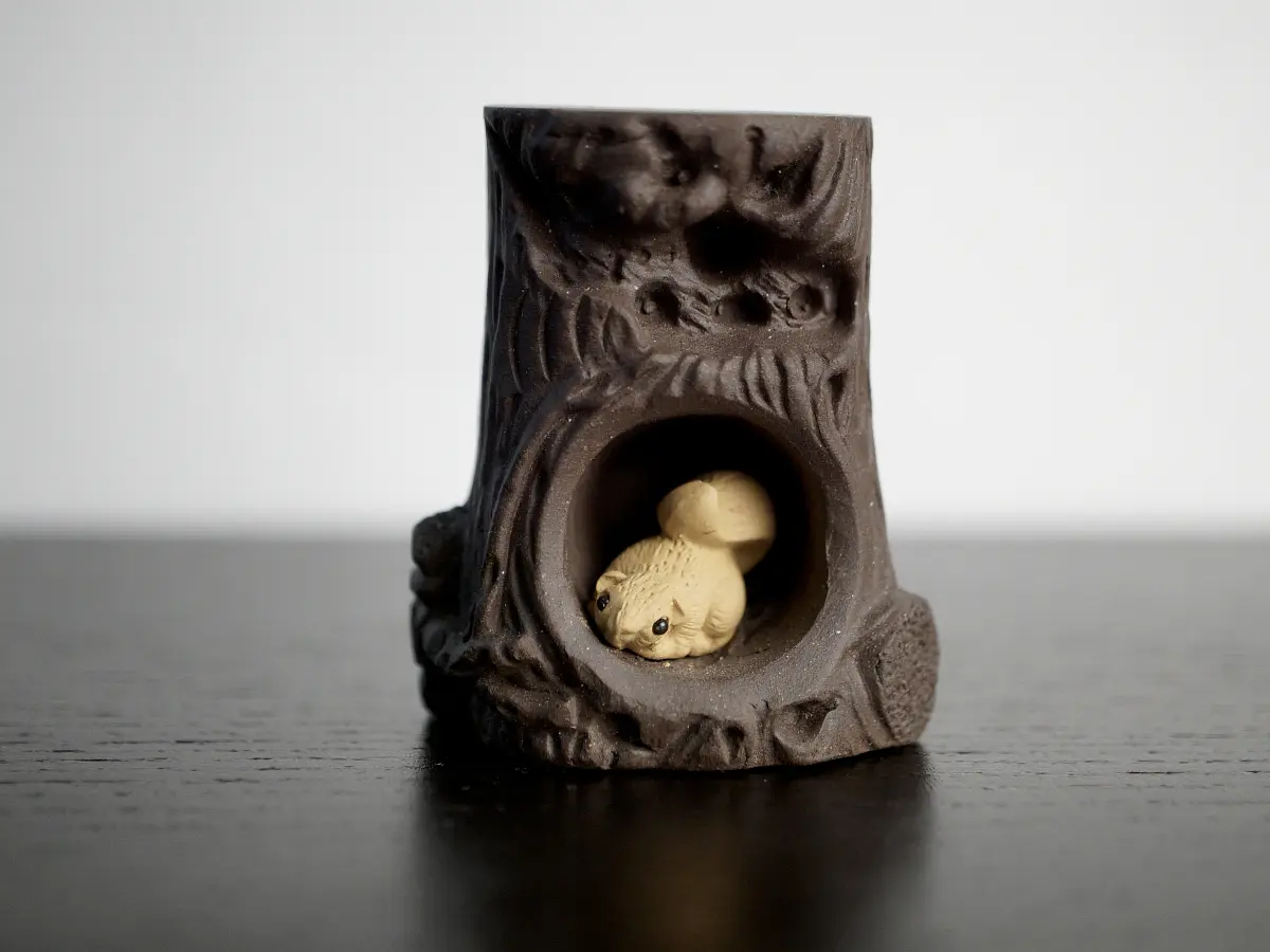 Подставка под крышку «Белка в дупле» № 2, исинская глина