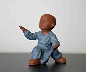Чайная фигурка «Монах Тайцзицюань» №32, исинская глина