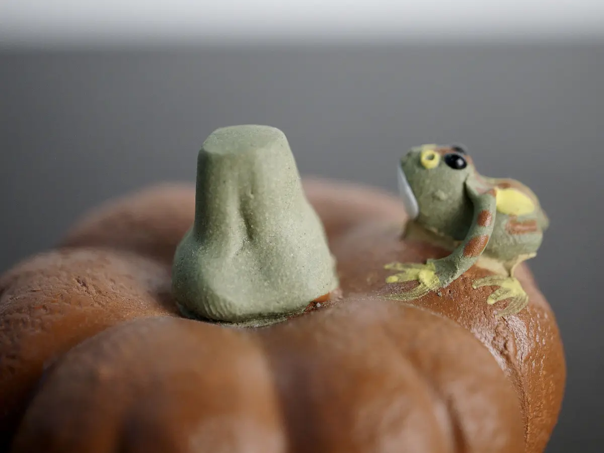 Чайная фигурка «Лягушка на тыкве» № 3, исинская глина