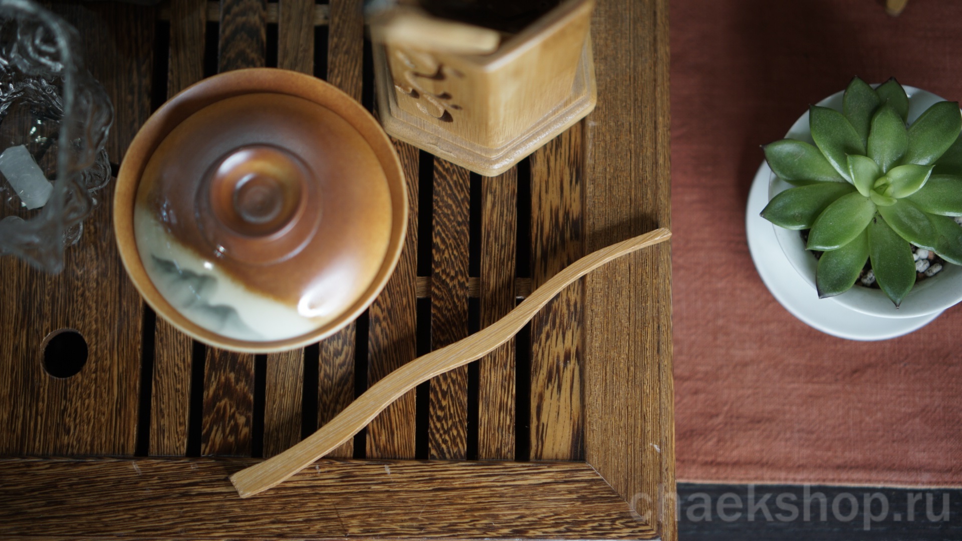   Ложечка (чачи 茶匙 cháchí) - традиционно используется при пересыпании чая из чахэ в разогретую посуду
