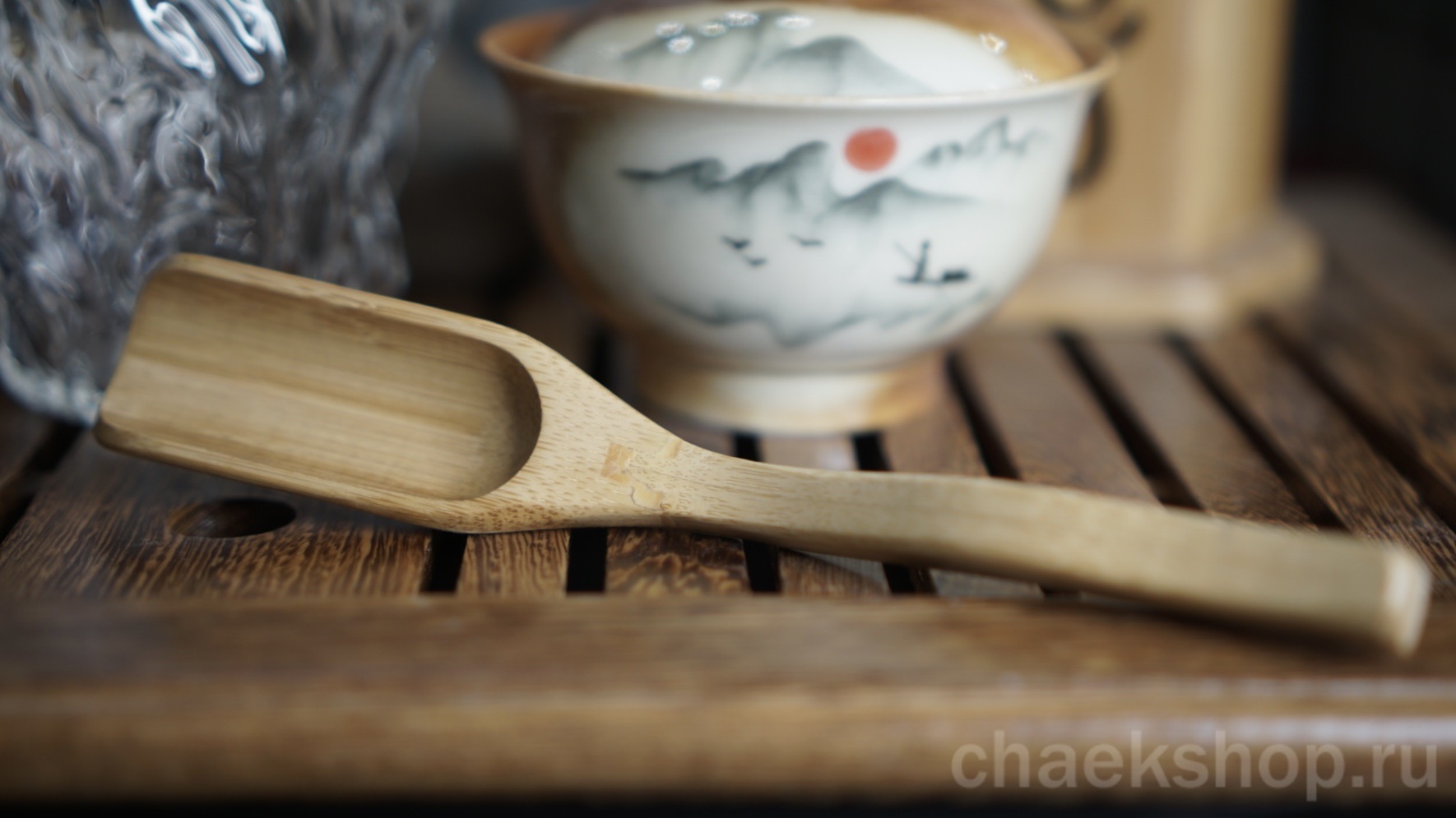   Совочек (чашао 茶勺 chásháo) - для пересыпания необходимого количества чая из упаковки в чайник или гайвань.