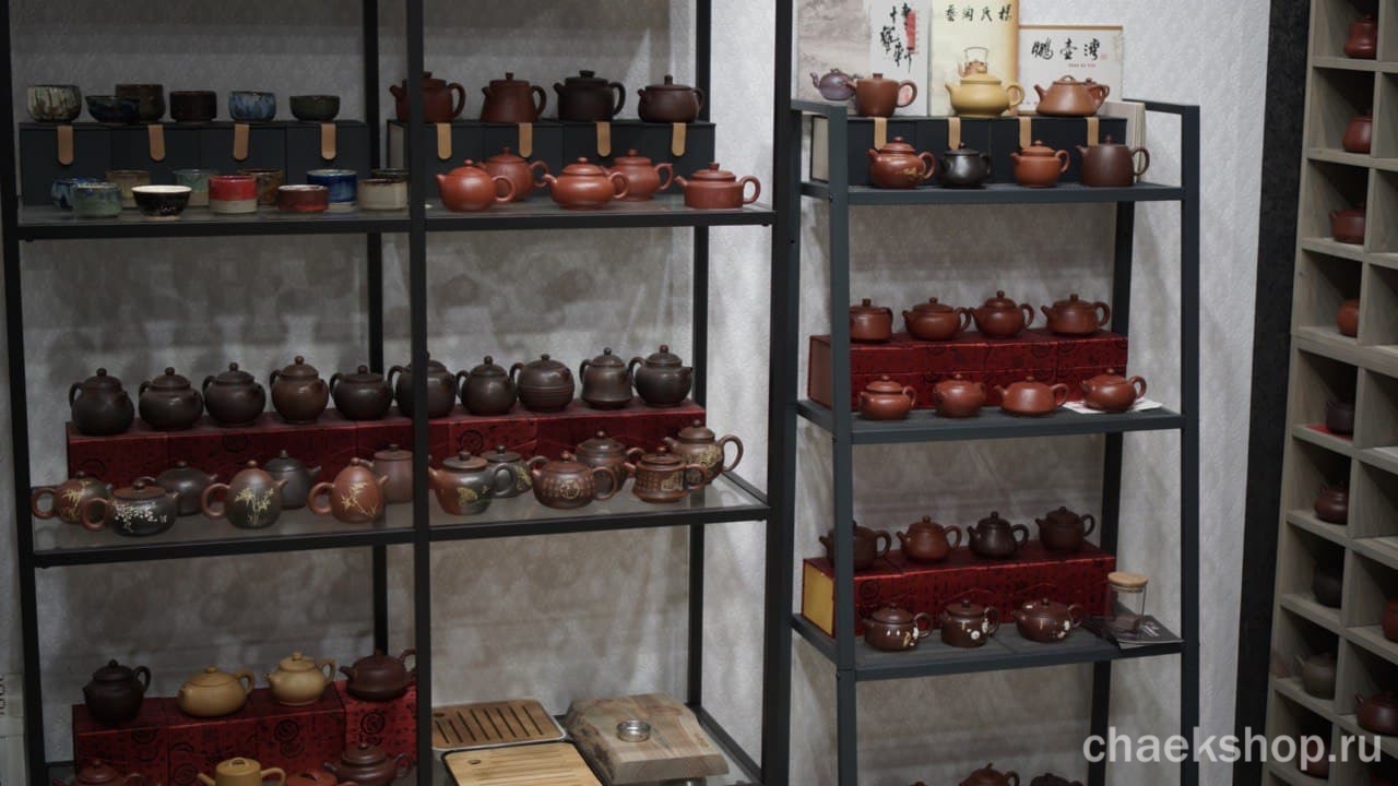 Полки с чайниками из керамики Циньчжоу, Исина