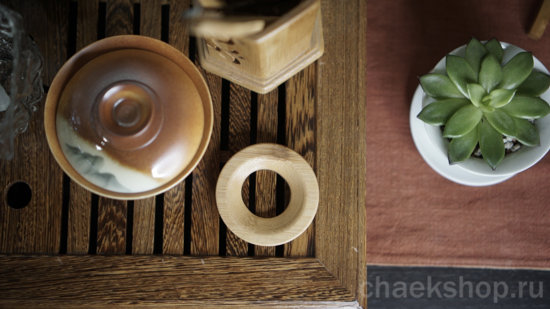   Воронка (чалоу 茶漏 chálòu) - помогает удобно засыпать чай в чайник с узким горлышком