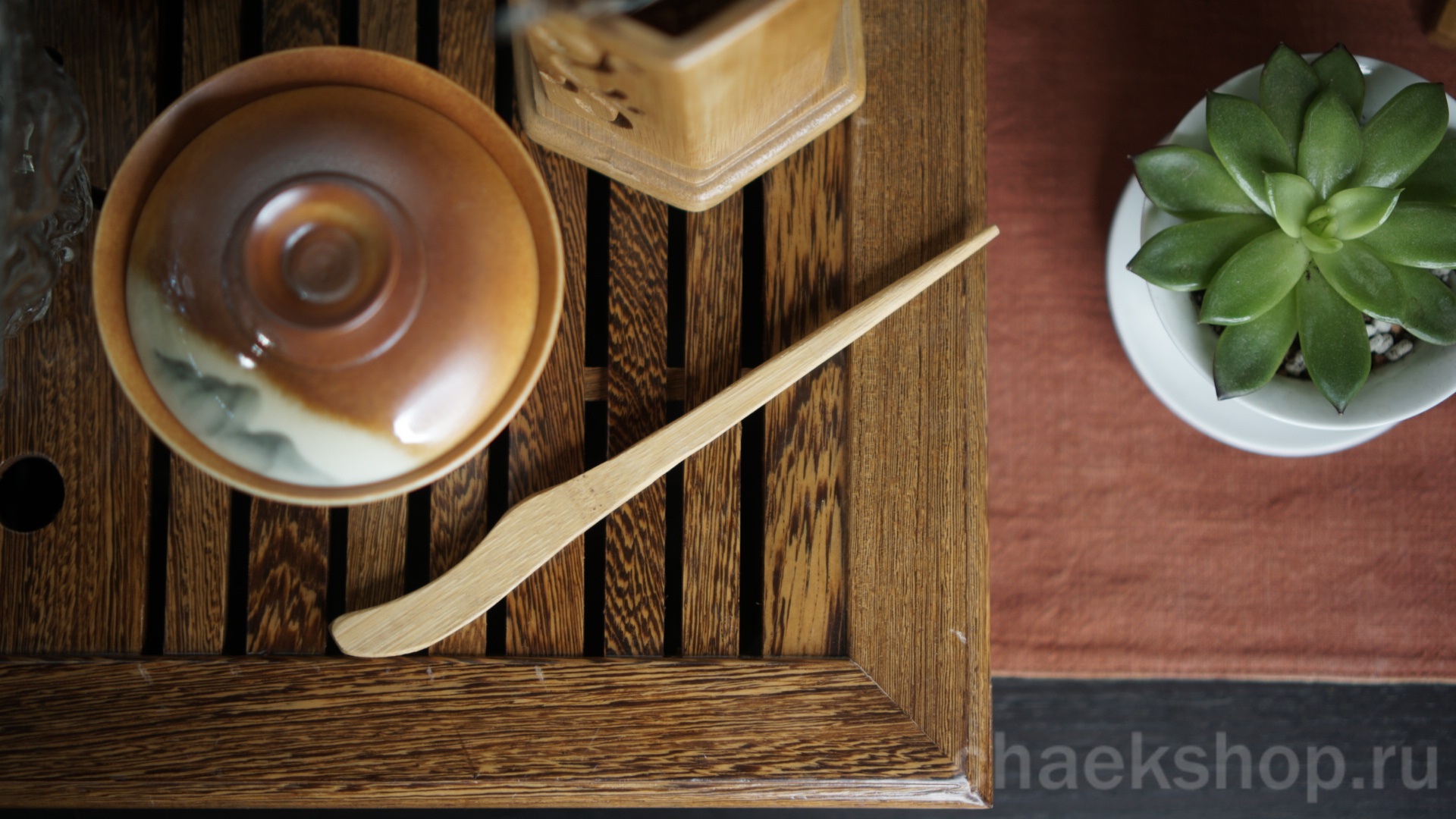   Игла (чачжэнь 茶针cházhēn) — двусторонний инструмент. Поможет прочистить носик чайника или достать испитый лист из посуды.
